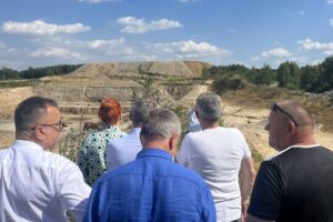 23.08.2023. Dziewątle. Zbigniew Koniusz - wojewoda świętokrzyski na miejscu osuwiska / Fot. Patryk Wójcik - Radio Kielce