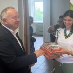 25.08.2023. Ostrowiec Świętokrzyski. spotkanie z przedstawicielami miast partnerskich. Na zdjęciu: Artur Łakomiec - wiceprezydent Ostrowca Świętokrzyskiego, Anna Krpukhno - zastępca kierownika wydziału gospodarki urzędu miejskiego w Białej Cerkwi / Fot. Patryk Wójcik - Radio Kielce