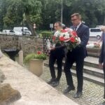 01.08.2023. Sandomierz. Obchody 79. rocznicy Powstania Warszawskiego. Na zdjęciu (od lewej): radny Marek Strugała, Marcin Marzec - burmistrz Sandomierza, Wojciech Czerwiec - przewodniczący Rady Miasta Sandomierza / Fot. Grażyna Szlęzak - Radio Kielce