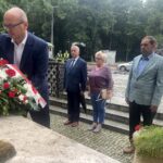 01.08.2023. Sandomierz. Obchody 79. rocznicy Powstania Warszawskiego. Na zdjęciu (od lewej): Paweł Niedźwiedź - wicestarosta sandomierski, członkowie zarządu powiatu: Ryszard Nagórny, Grażyna Szklarska, Zbigniew Kwasek / Fot. Grażyna Szlęzak - Radio Kielce