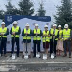 03.08.2023. Koprzywnica. Przebudowa ulicy Sandomierskiej. Na zdjęcie (od lewej): Paweł Rysiak, kierownik budowy, Tomasz Dyl – prezes spółki Dylmex – wykonawca inwestycji, Tomasz Jamka - członek zarządu województwa świętokrzyskiego, senator Jarosław Rusiecki, Anna Paluch - wicedyrektor Agencji Restrukturyzacji i Modernizacji Rolnictwa, Andrzej Bętkowski - marszałek województwa świętokrzyskiego, Marek Jońca - członek zarządu województwa świętokrzyskiego, Anna Ossowska - przewodnicząca Rady Miasta w Koprzywnicy, radny Jerzy Marcjan, Jerzy Wrona - dyrektor Świętokrzyskiego Zarządu Dróg w Kielcach / Fot. Grażyna Szlęzak- Radio Kielce