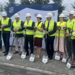 03.08.2023. Koprzywnica. Przebudowa ulicy Sandomierskiej. Na zdjęcie (od lewej): Paweł Rysiak, kierownik budowy, Tomasz Dyl – prezes spółki Dylmex – wykonawca inwestycji, Tomasz Jamka - członek zarządu województwa świętokrzyskiego, senator Jarosław Rusiecki, Anna Paluch - wicedyrektor Agencji Restrukturyzacji i Modernizacji Rolnictwa, Andrzej Bętkowski - marszałek województwa świętokrzyskiego, Marek Jońca - członek zarządu województwa świętokrzyskiego, Anna Ossowska - przewodnicząca Rady Miasta w Koprzywnicy, radny Jerzy Marcjan, Jerzy Wrona - dyrektor Świętokrzyskiego Zarządu Dróg w Kielcach / Fot. Grażyna Szlęzak- Radio Kielce