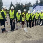 03.08.2023. Koprzywnica. Przebudowa ulicy Sandomierskiej. Na zdjęcie (od lewej): Paweł Rysiak, kierownik budowy, Tomasz Dyl – prezes spółki Dylmex – wykonawca inwestycji, Tomasz Jamka - członek zarządu województwa świętokrzyskiego, senator Jarosław Rusiecki, Anna Paluch - wicedyrektor Agencji Restrukturyzacji i Modernizacji Rolnictwa, Andrzej Bętkowski - marszałek województwa świętokrzyskiego, Marek Jońca - członek zarządu województwa świętokrzyskiego, Anna Ossowska - przewodnicząca Rady Miasta w Koprzywnicy, radny Jerzy Marcjan, Jerzy Wrona - dyrektor Świętokrzyskiego Zarządu Dróg w Kielcach / Fot. Grażyna Szlęzak- Radio Kielce