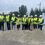 03.08.2023. Koprzywnica. Przebudowa ulicy Sandomierskiej. Na zdjęcie (od lewej): Paweł Rysiak, kierownik budowy, Tomasz Dyl – prezes spółki Dylmex – wykonawca inwestycji, Tomasz Jamka - członek zarządu województwa świętokrzyskiego, senator Jarosław Rusiecki, Anna Paluch - wicedyrektor Agencji Restrukturyzacji i Modernizacji Rolnictwa, Andrzej Bętkowski - marszałek województwa świętokrzyskiego, Marek Jońca - członek zarządu województwa świętokrzyskiego, Anna Ossowska - przewodnicząca Rady Miasta w Koprzywnicy, radny Jerzy Marcjan, Jerzy Wrona - dyrektor Świętokrzyskiego Zarządu Dróg w Kielcach / Fot. Grażyna Szlęzak- Radio Kielce