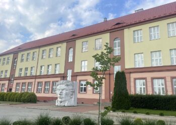 Zabytkowy budynek liceum w Sandomierzu do remontu