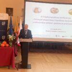 25.08.2023. Sandomierz. Konferencja nt. potencjału spożywczo-przetwórczego ziemi sandomierskiej i możliwościach ekspansji na nowe rynki zbytu. Na zdjęciu: red. Aneta Czaban - prowadząca konferencję, Marek Jońca - członek zarządu województwa świętokrzyskiego / Fot. Grażyna Szlęzak - Radio Kielce