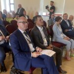 25.08.2023. Sandomierz. Konferencja nt. potencjału spożywczo-przetwórczego ziemi sandomierskiej i możliwościach ekspansji na nowe rynki zbytu. Na zdjęciu (od lewej): Janusz Stasiak - wiceburmistrz Sandomierza, Jacek Sułek – Dyrektor Departamentu Inwestycji i Rozwoju Urzędu Marszałkowskiego Województwa Świętokrzyskiego, Jacek Toś - dyrektor oddziału regionalnego Krajowego Ośrodka Wsparcia Rolnictwa w Kielcach, Anna Paluch - wicedyrektor Agencji Restrukturyzacji i Modernizacji Rolnictwa w Kielcach, Marcin Piwnik - starosta sandomierski, Andrzej Swajda - sekretarz powiatu / Fot. Grażyna Szlęzak - Radio Kielce