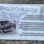 10.08.2023. Mokrsko Dolne. Delegacja 58. Marszu Szlakiem Pierwszej Kompanii Kadrowej złożyła wieńce i zapaliła znicze przed pamiątkową tablicą wmurowaną w kościelny mur / Fot. Krzysztof Bujnowicz - Radio Kielce