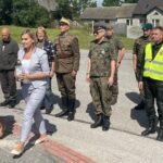 10.08.2023. Mokrsko Dolne. Delegacja 58. Marszu Szlakiem Pierwszej Kompanii Kadrowej złożyła wieńce i zapaliła znicze przed pamiątkową tablicą wmurowaną w kościelny mur / Fot. Krzysztof Bujnowicz - Radio Kielce