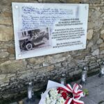 10.08.2023. Mokrsko Dolne. Delegacja 58. Marszu Szlakiem Pierwszej Kompanii Kadrowej złożyła wieńce i zapaliła znicze przed pamiątkową tablicą wmurowaną w kościelny mur / Fot. Krzysztof Bujnowicz - Radio Kielce