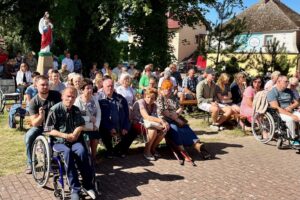 Grupa ponad 80 osób niepełnosprawnych oraz wolontariuszy ze Świętokrzyskiego Stowarzyszenia „Niepełnosprawni Plus” wypoczywa na obozie rehabilitacyjnym w Sarbinowie na Morzem Bałtyckim / Fot. Krzysztof Słoń