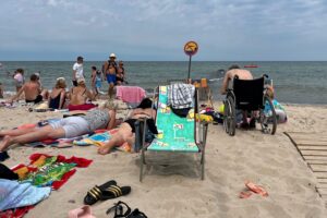 Grupa ponad 80 osób niepełnosprawnych oraz wolontariuszy ze Świętokrzyskiego Stowarzyszenia „Niepełnosprawni Plus” wypoczywa na obozie rehabilitacyjnym w Sarbinowie na Morzem Bałtyckim / Fot. Krzysztof Słoń