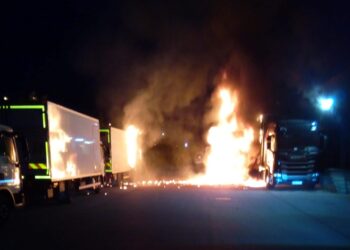 Pożar w Kielcach. Paliły się dwa pojazdy ciężarowe