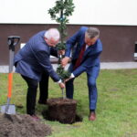 03.08.2023. Opatowiec. Otwarcie budynku ośrodka zdrowia po modernizacji. Na zdjęciu (od lewej): poseł Krzysztof Lipiec, Sławomir Kowalczyk - burmistrz Opatowca / Fot. Marta Gajda-Kruk - Radio Kielce