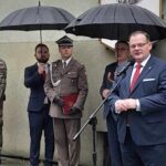 06.08.2023. Kraków. Marsz Pierwszej Kompanii Kadrowej. Na zdjęciu (przemawia): Jan Józef Kasprzyk - Szef Urzędu ds. Kombatantów i Osób Represjonowanych / Fot. Anna Krakowiak