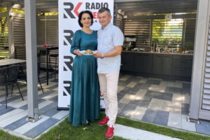 11.08.2023. Radio Kielce. Wakacyjny przepis dnia. Na zdjęciu (od lewej): Magdalena Sitek - Radio Kielce i Mirosław Ciołak / Fot. Angelika Rejnowicz - Radio Kielce