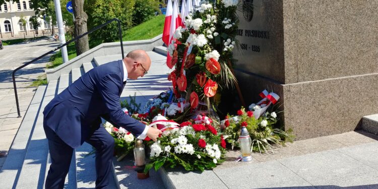 15.08.2023 Kielce. Upamiętnienie 103. rocznicy Bitwy Warszawskiej. Kwiaty składa Piotr Wawrzyk, wiceminister spraw zagranicznych