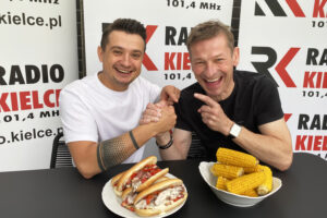 04.08.2023. Radio Kielce. Wakacyjny przepis dnia. Kanapka cheesesteak filadelfia. Na zdjęciu (od lewej): Tomasz Soczumski - szef kuchni w restauracji Żółty Słoń, Paweł Solarz - Radio Kielce / Fot. Angelika Rejnowicz - Radio Kielce