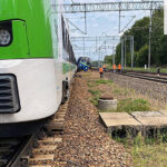 24.08.2023. Skierniewice. Miejsce zderzenia dwóch pociągów na linii kolejowej Warszawa - Łódź w Skierniewicach. Pociąg Kolei Mazowieckich nie zatrzymał się na czerwonym świetle i najechał na pociąg towarowy / Fot. PAP/KM PSP w Skierniewicach