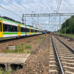 24.08.2023. Skierniewice. Miejsce zderzenia dwóch pociągów na linii kolejowej Warszawa - Łódź w Skierniewicach. Pociąg Kolei Mazowieckich nie zatrzymał się na czerwonym świetle i najechał na pociąg towarowy / Fot. PAP/KM PSP w Skierniewicach