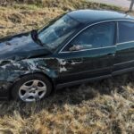 Groźna sytuacja na przejeździe kolejowym. Auto zderzyło się z pociągiem