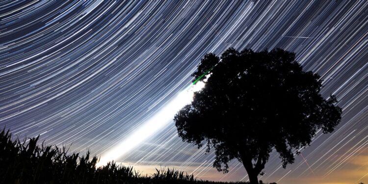 W nocy maksimum roju Perseidów; wiele ośrodków organizuje noc „spadających gwiazd”