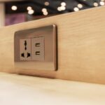 Ładowanie smartfonów przez publiczne porty USB może być niebezpieczne / źródło: canva.com