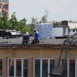 02.08.2023. Kielce. Zespół Szkół Elektrycznych w Kielcach. Naprawa dziurawego dachu / Fot. Wiktor Taszłow – Radio Kielce