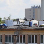 02.08.2023. Kielce. Zespół Szkół Elektrycznych w Kielcach. Naprawa dziurawego dachu / Fot. Wiktor Taszłow – Radio Kielce