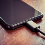 Ładowanie smartfonów przez publiczne porty USB może być niebezpieczne / źródło: canva.com