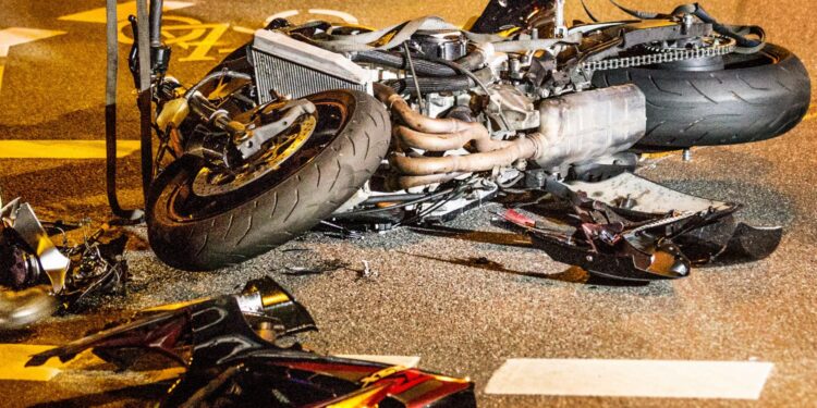 14-letni motocyklista bez uprawnień spowodował wypadek. Trafił do szpitala