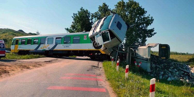 Ciężarówka zderzyła się z szynobusem