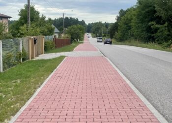 - To jedna z najbardziej wyczekiwanych inwestycji przez mieszkańców Mniowa - tak o budowie chodnika przy ulicy Gajowej wypowiada się wójt Piotr Wilczak. W piątek (4 sierpnia) mierzący 830 metrów chodnik został oficjalnie oddany do użytku.