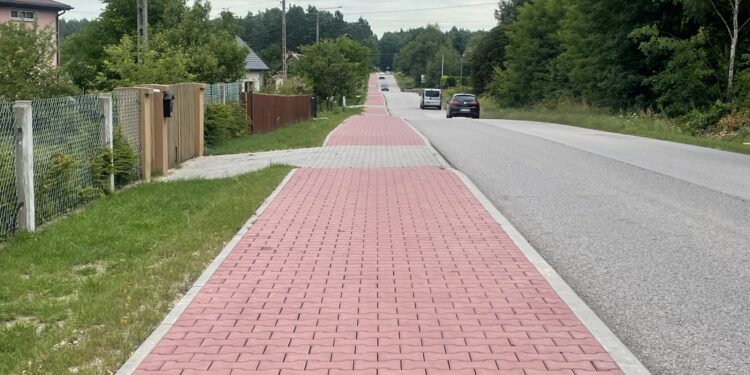 - To jedna z najbardziej wyczekiwanych inwestycji przez mieszkańców Mniowa - tak o budowie chodnika przy ulicy Gajowej wypowiada się wójt Piotr Wilczak. W piątek (4 sierpnia) mierzący 830 metrów chodnik został oficjalnie oddany do użytku.