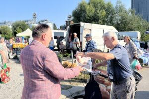 23.08.2023. Opatów. Parlamentarzyści PiS spotkali się z mieszkańcami. Na zdjęciu (po lewej): Marek Kwitek - poseł PiS / Fot. Patryk Wójcik - Radio Kielce