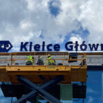 02.08.2023. Kielce. Montaż napisu "Kielce Główne" na dworcu kolejowym / Fot. Wiktor Taszłow - Radio Kielce
