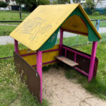 Miejskie place zabaw i niebezpieczeństwa - Radio Kielce 08.08.2023. Kielce. Zniszczony plac zabaw. Ulica Paderewskiego / Fot. Wiktor Taszłow - Radio Kielce