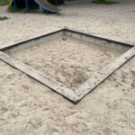 Miejskie place zabaw i niebezpieczeństwa - Radio Kielce 08.08.2023. Kielce. Zniszczony plac zabaw. Ulica Paderewskiego / Fot. Wiktor Taszłow - Radio Kielce