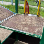 Miejskie place zabaw i niebezpieczeństwa - Radio Kielce 08.08.2023. Kielce. Zniszczony plac zabaw. Ulica Paderewskiego / Fot. Wiktor Taszłow - Radio Kielce