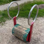 Miejskie place zabaw i niebezpieczeństwa - Radio Kielce 08.08.2023. Kielce. Zniszczony plac zabaw. Ulica Paderewskiego / Fot. Wiktor Taszłow - Radio Kielce