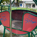 Miejskie place zabaw i niebezpieczeństwa - Radio Kielce 08.08.2023. Kielce. Zniszczony plac zabaw. Ulica Paderewskiego / Fot. Wiktor Taszłow - Radio Kielce