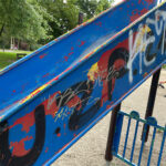 Miejskie place zabaw i niebezpieczeństwa - Radio Kielce 08.08.2023. Kielce. Zniszczony plac zabaw. Skwer Szarych Szeregów / Fot. Wiktor Taszłow - Radio Kielce