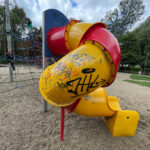 Miejskie place zabaw i niebezpieczeństwa - Radio Kielce 08.08.2023. Kielce. Zniszczony plac zabaw. Skwer Szarych Szeregów / Fot. Wiktor Taszłow - Radio Kielce