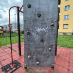 Miejskie place zabaw i niebezpieczeństwa - Radio Kielce 08.08.2023. Kielce. Zniszczony plac zabaw. Ulica Jurajska / Fot. Wiktor Taszłow - Radio Kielce