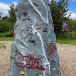 Miejskie place zabaw i niebezpieczeństwa - Radio Kielce 08.08.2023. Kielce. Zniszczony plac zabaw. Ulica Dewońska / Fot. Wiktor Taszłow - Radio Kielce