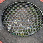 Miejskie place zabaw i niebezpieczeństwa - Radio Kielce 08.08.2023. Kielce. Zniszczony plac zabaw. Ulica Dewońska / Fot. Wiktor Taszłow - Radio Kielce