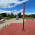 Miejskie place zabaw i niebezpieczeństwa - Radio Kielce 08.08.2023. Kielce. Zniszczony plac zabaw. Ulica Dewońska / Fot. Wiktor Taszłow - Radio Kielce