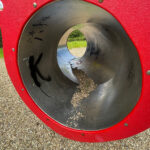 Miejskie place zabaw i niebezpieczeństwa - Radio Kielce 08.08.2023. Kielce. Zniszczony plac zabaw. Ulica Dewońska / Fot. Wiktor Taszłow - Radio Kielce