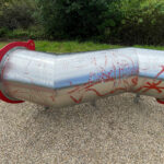 Miejskie place zabaw i niebezpieczeństwa - Radio Kielce 08.08.2023. Kielce. Zniszczony plac zabaw. Ulica Dewońska / Fot. Wiktor Taszłow - Radio Kielce