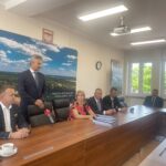 02.08.2023. Rytwiany. Podpisanie umów na remonty dróg. Na zdjęciu (od lewej): poseł Michał Cieślak, wójt gminy Rytwiany Grzegorz Forkasiewicz, Mirosława Szewczyk - skarbnik gminy, Rafał Szyszkowski - prezes Przedsiębiorstwa Robót Drogowych w Staszowie, Wojciech Szyszkowski - wiceprezes tego przedsiębiorstwa / Fot. Grażyna Szlęzak – Radio Kielce